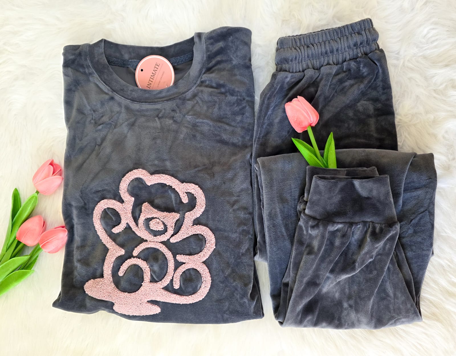 IMG-20251204-WA0197 Pyjama Velours Capuche Gris Imprimé Nounours Rose – Image 1