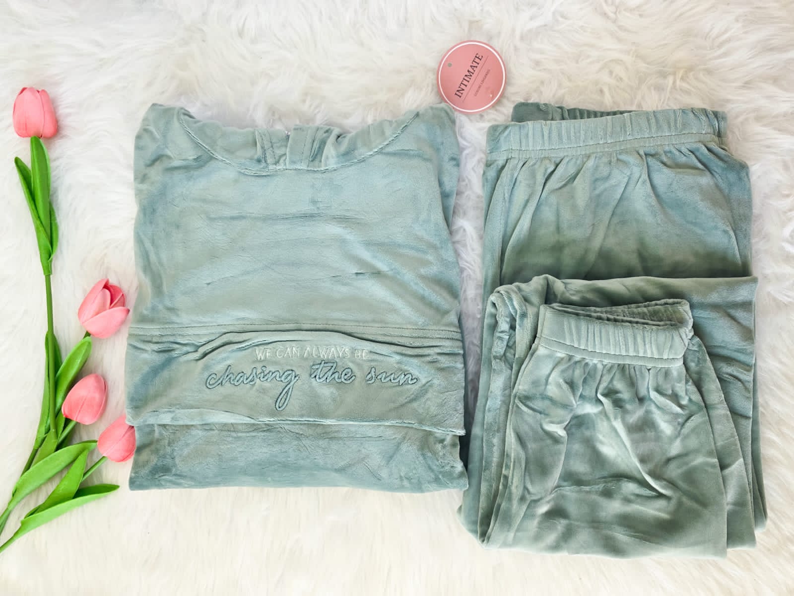 IMG-20251204-WA0198 Pyjama Velours Capuche Vert Doux " Chasing The Sun" – Image 1