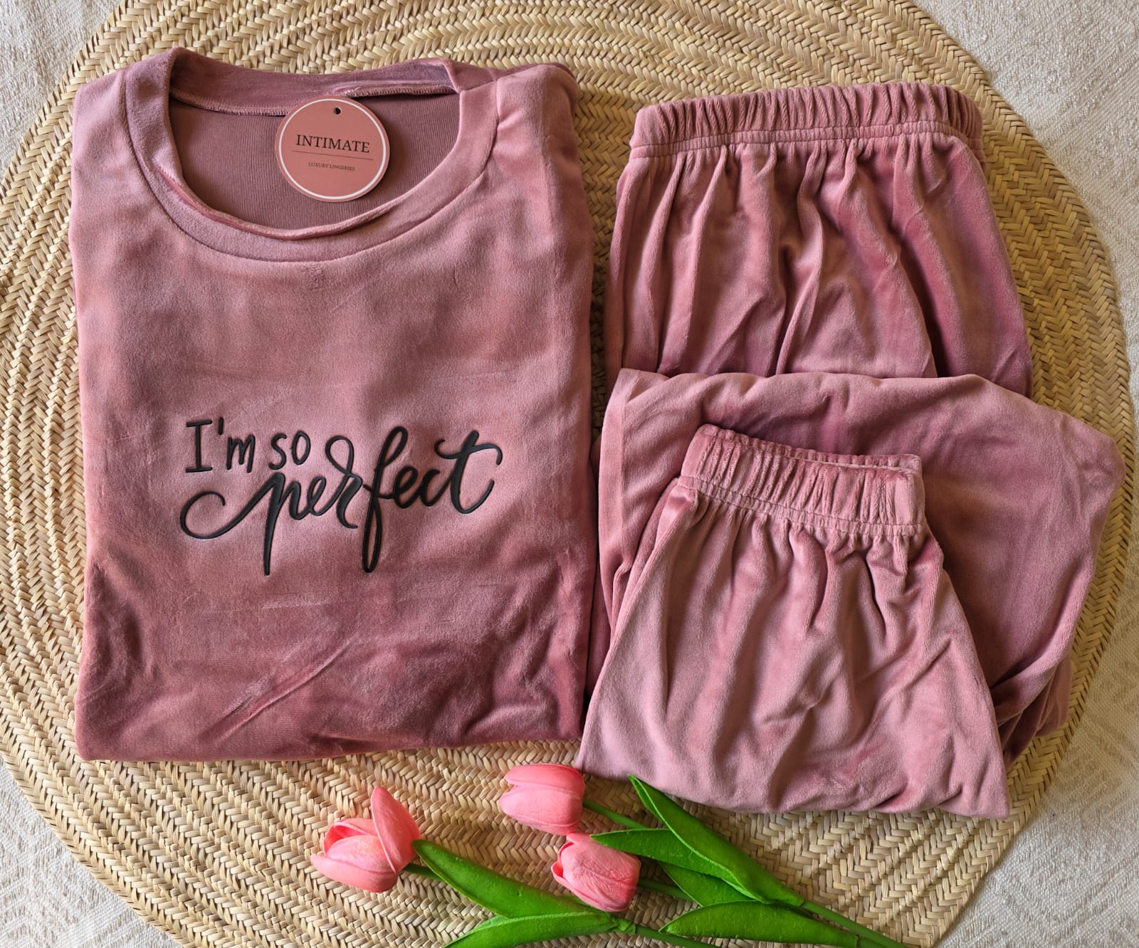 IMG-20251212-WA0072 Pyjama Velours Rose "I M So Perfect" – Image 1