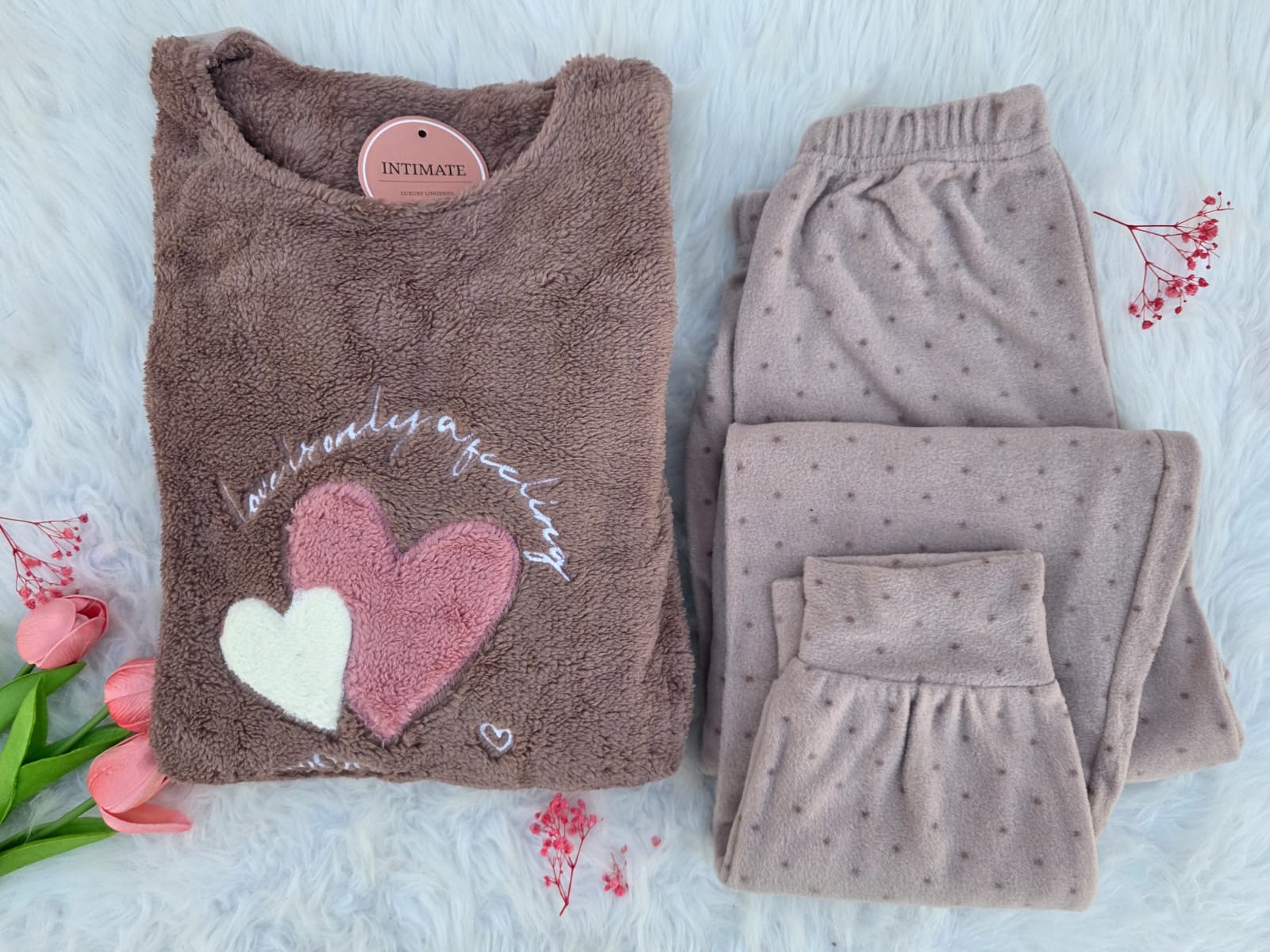 IMG-20251213-WA0022 Pyjama Polaire Marron Imprimé Cœurs – Image 1
