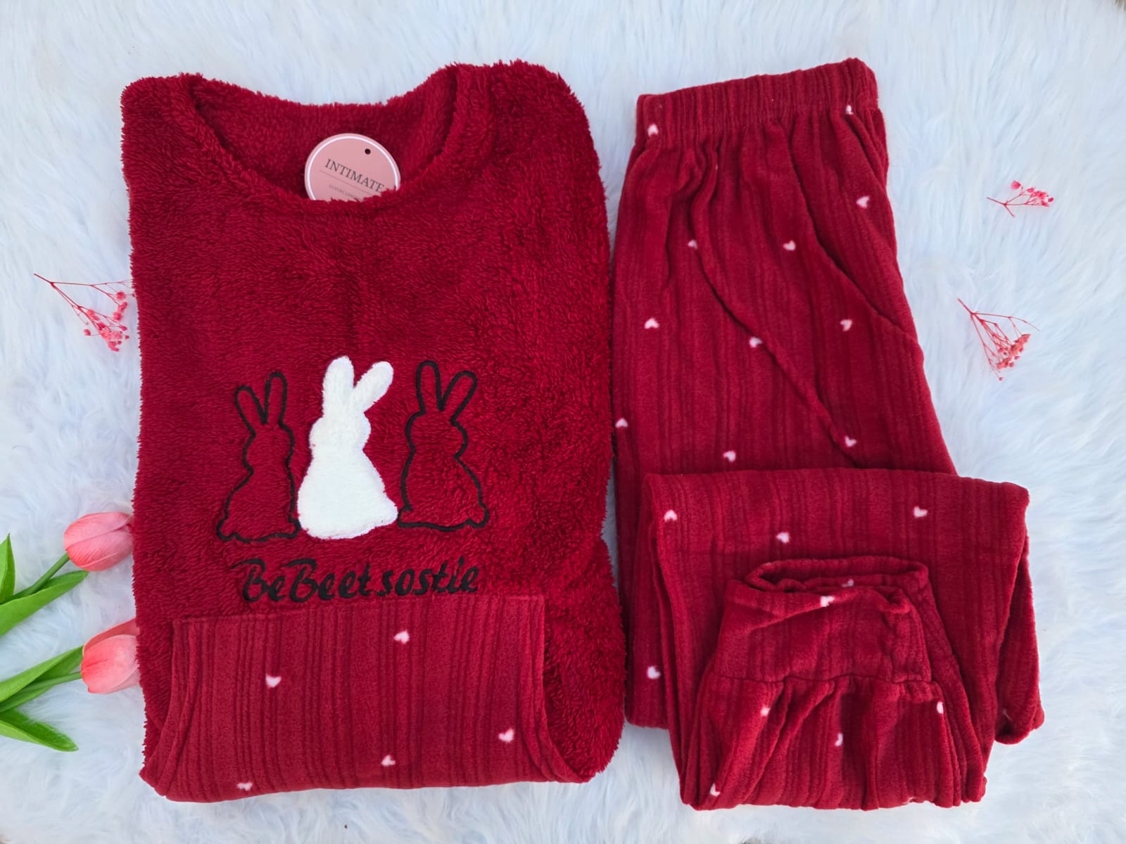 IMG-20251213-WA0024 Pyjama Polaire Rouge "Be Beet Sostie" – Image 1