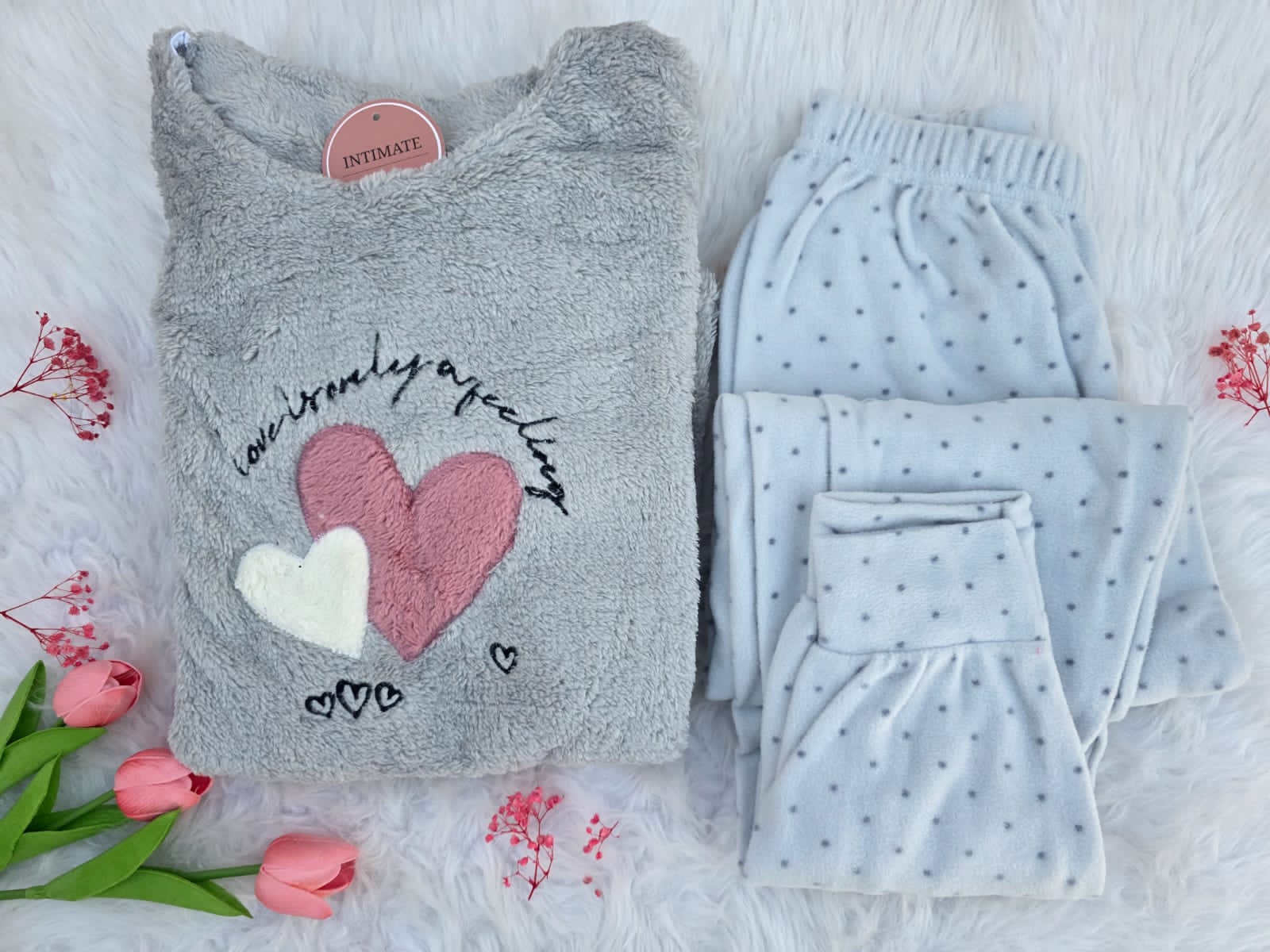 IMG-20251213-WA0028 Pyjama Polaire Gris Imprimé Cœurs – Image 1