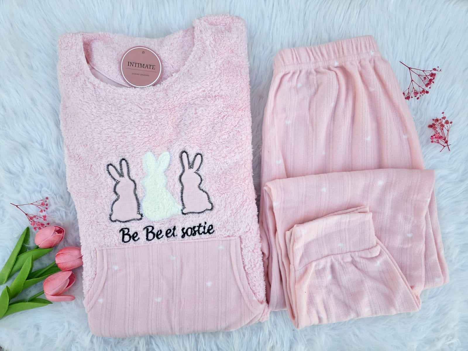 IMG-20251213-WA0029 Pyjama Polaire Rose Bébé "Be Beet Sostie" – Image 1