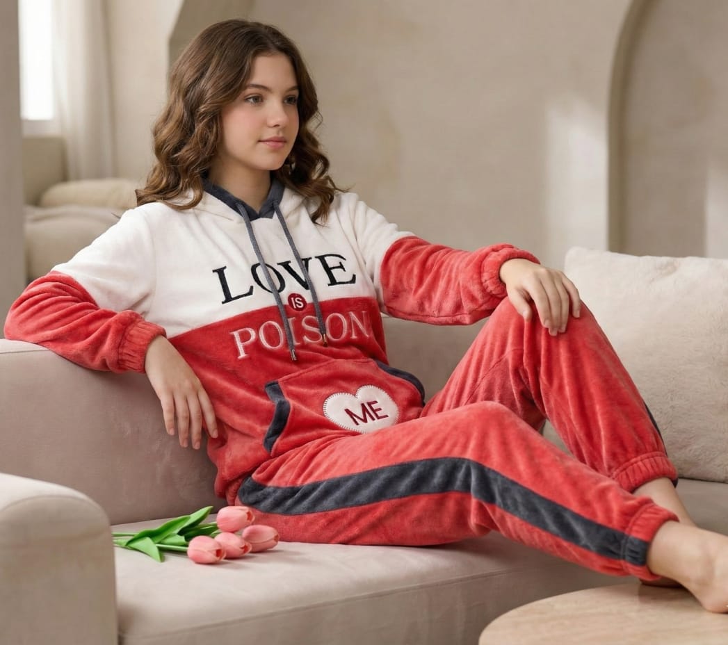 IMG-20251213-WA0051 Pyjama Velour Corail "Love Is Poison" – Image 1