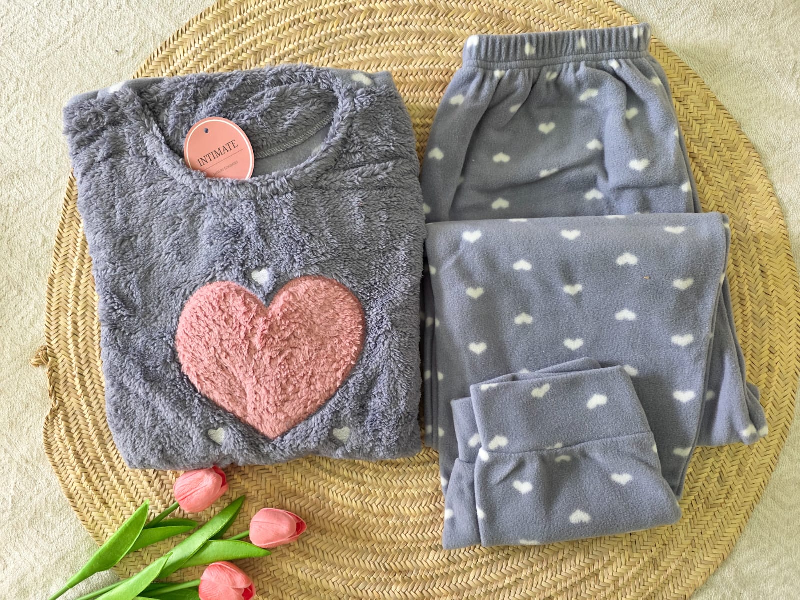 IMG-20251215-WA0057 Pyjama Polaire Gris Imprimé Cœurs – Image 1