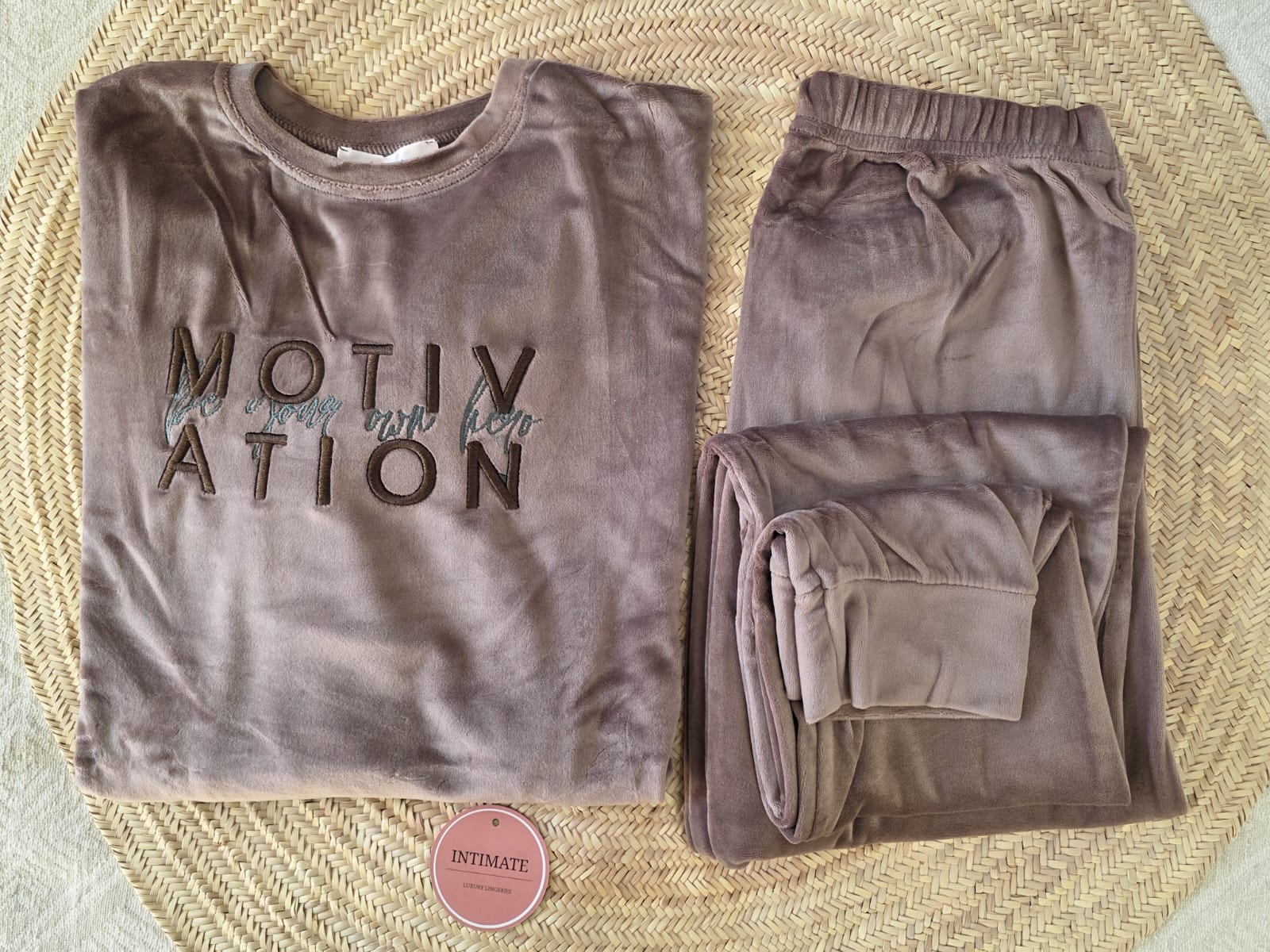 IMG-20251225-WA0080 Pyjama Velours Marron "Motivation" – Image 1