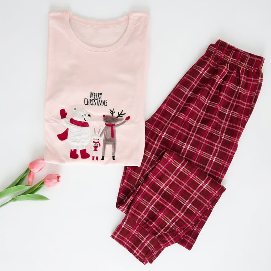 IMG-20260204-WA0001 Pyjama Coton Rose & Rouge Carreaux "Merry Christmas" – Image 1