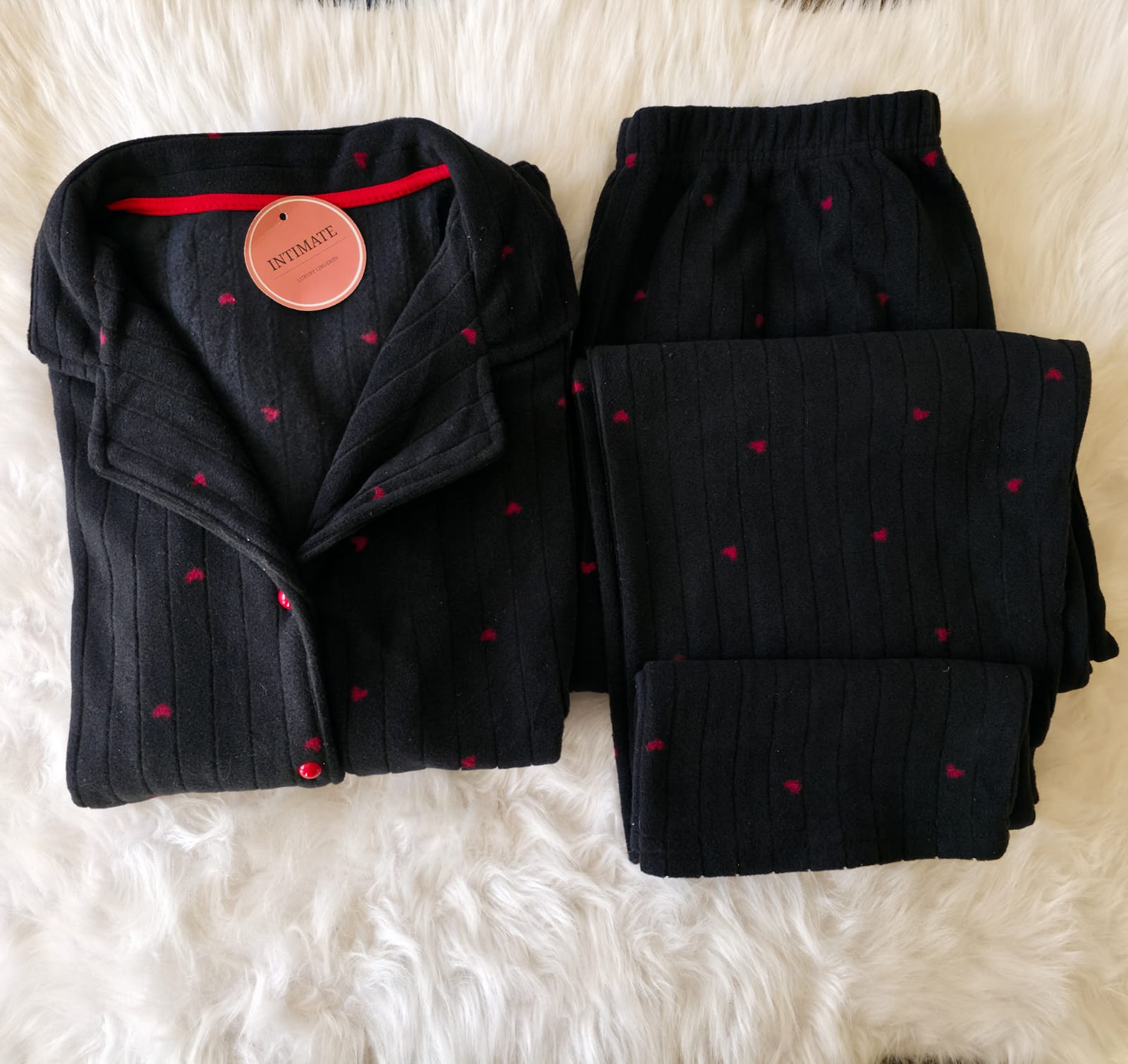 IMG-20260225-WA0022 Pyjama Chemise Polaire Noir Pointillé Cœurs Rouge – Image 1