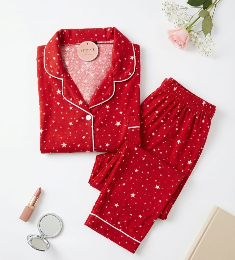 IMG-20260317-WA0420 Pyjama Chemise Manches Longues Coton Rouge Pointillé Étoiles – Image 1