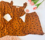 Pyjama 3 Pièces Coton Viscose Orangé Pointillé Fleurs Noirs – Image 3