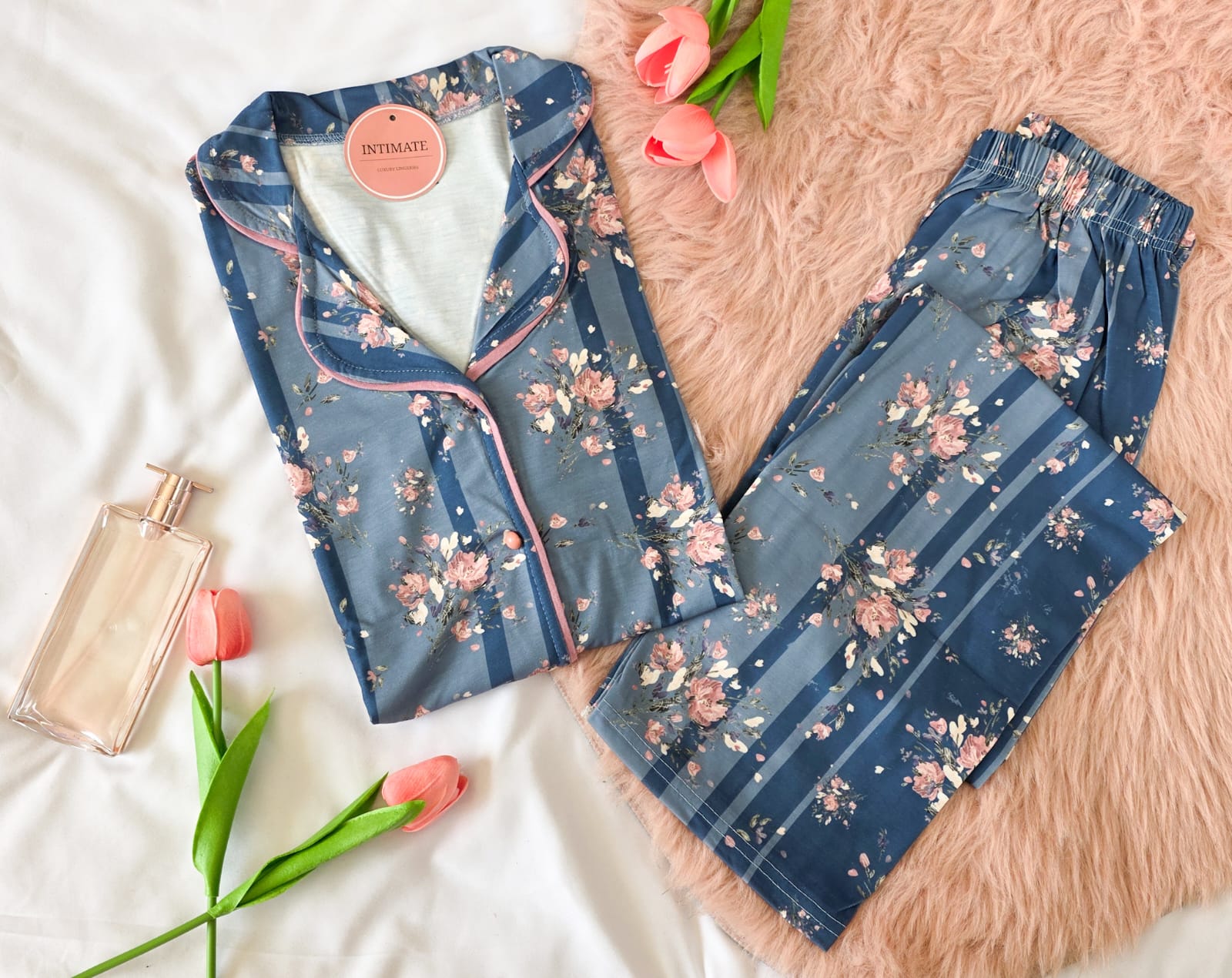 IMG-20260424-WA0015 Pyjama Chemise Coton Manches Longues Bleu Fleurie en Rose – Image 1