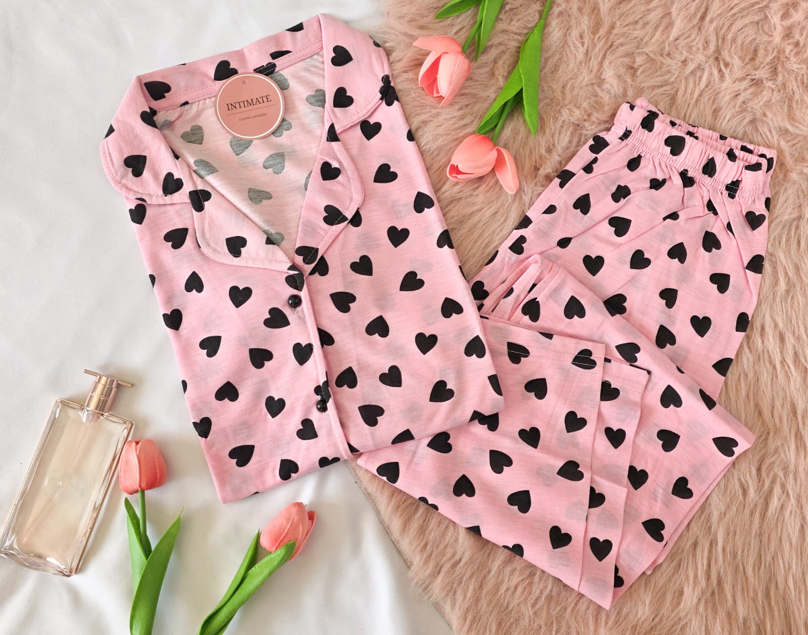 IMG-20260424-WA0016 Pyjama Chemise Demi Manches Coton Rose Pointillé Cœurs Noirs – Image 1