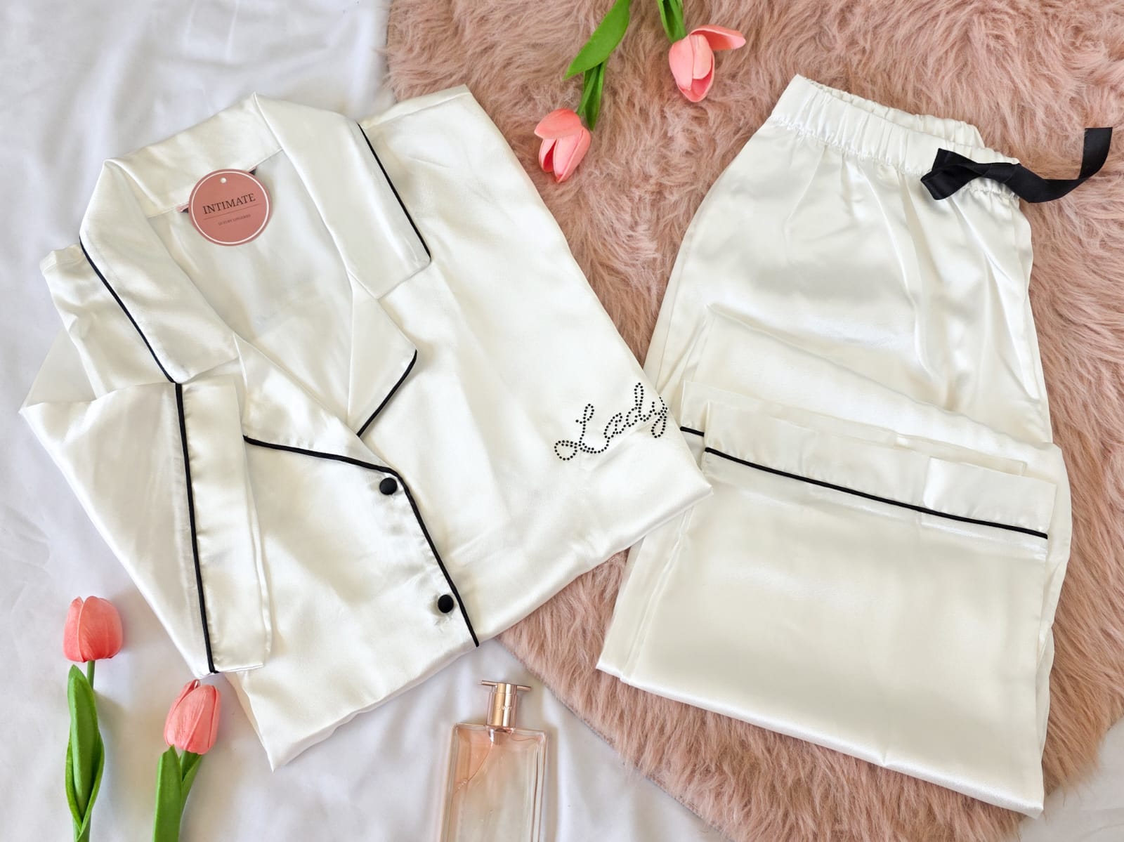 IMG-20260424-WA0025 Pyjama Chemise Demi Manches Satin en Blanc – Image 1