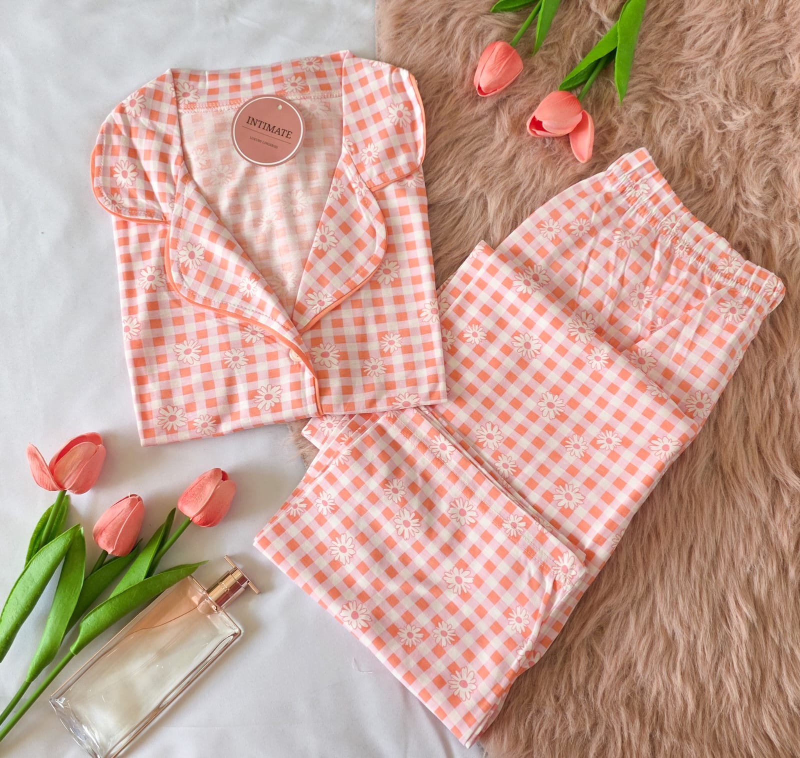 IMG-20260424-WA0027 Pyjama Chemise Coton Demi Manches Rose Carreaux Imprimé Fleurs – Image 1
