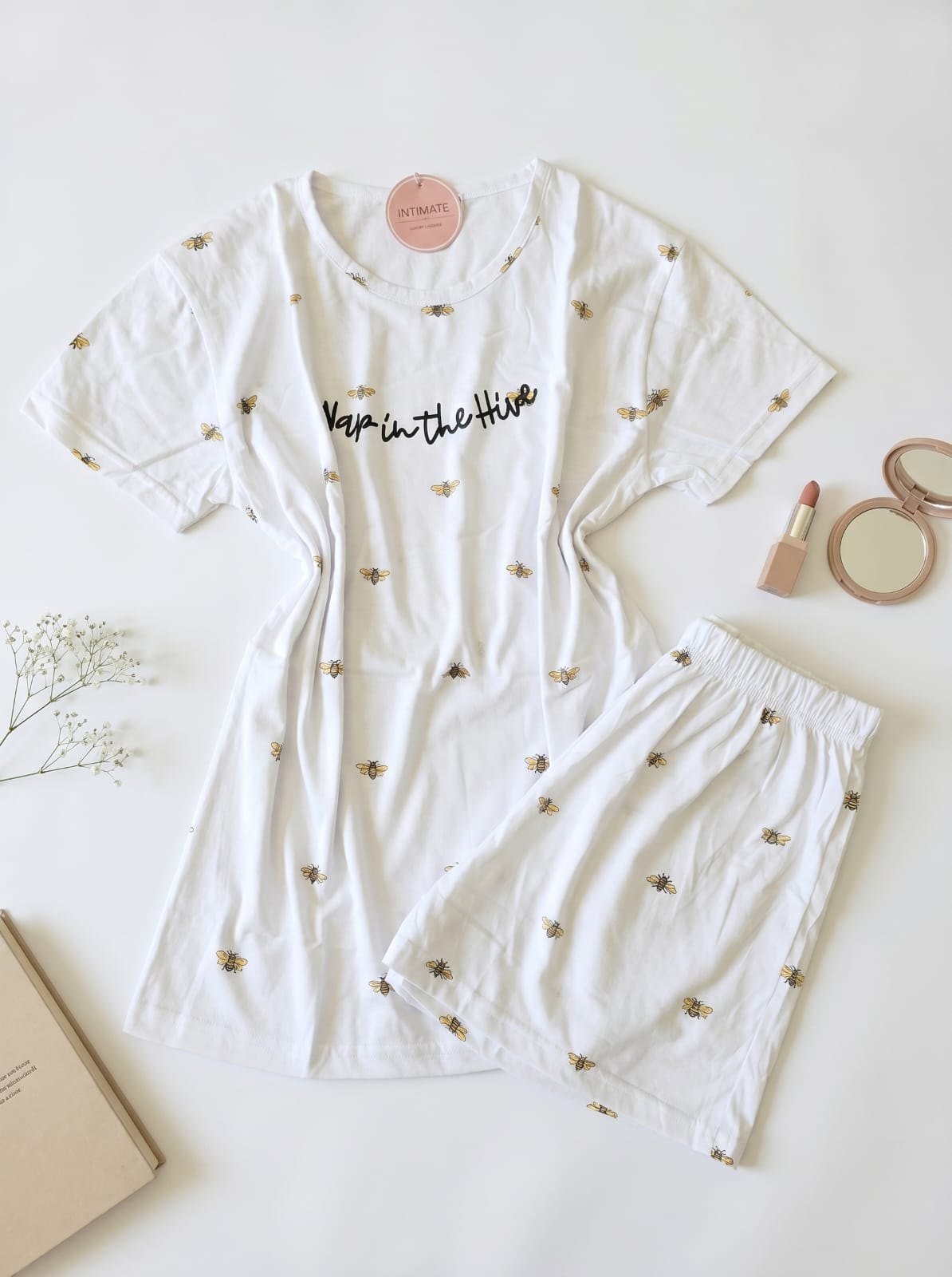 IMG-20260502-WA0033 Pyjama Short Demi Manches Coton Blanc Imprimé Abeilles – Image 1