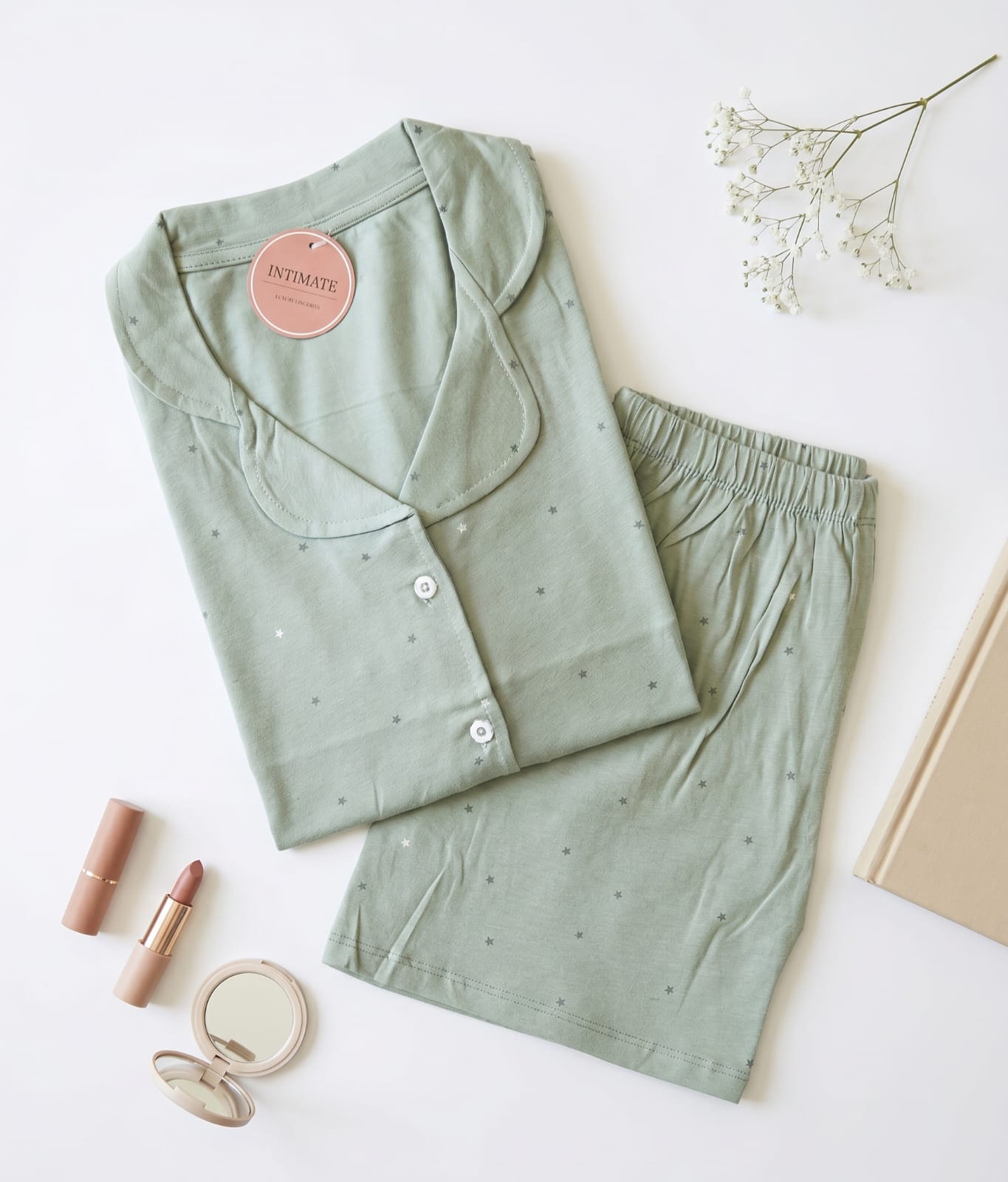 IMG-20260502-WA0035 Pyjama Chemise et Short Coton Vert Doux Pointillé Étoiles – Image 1