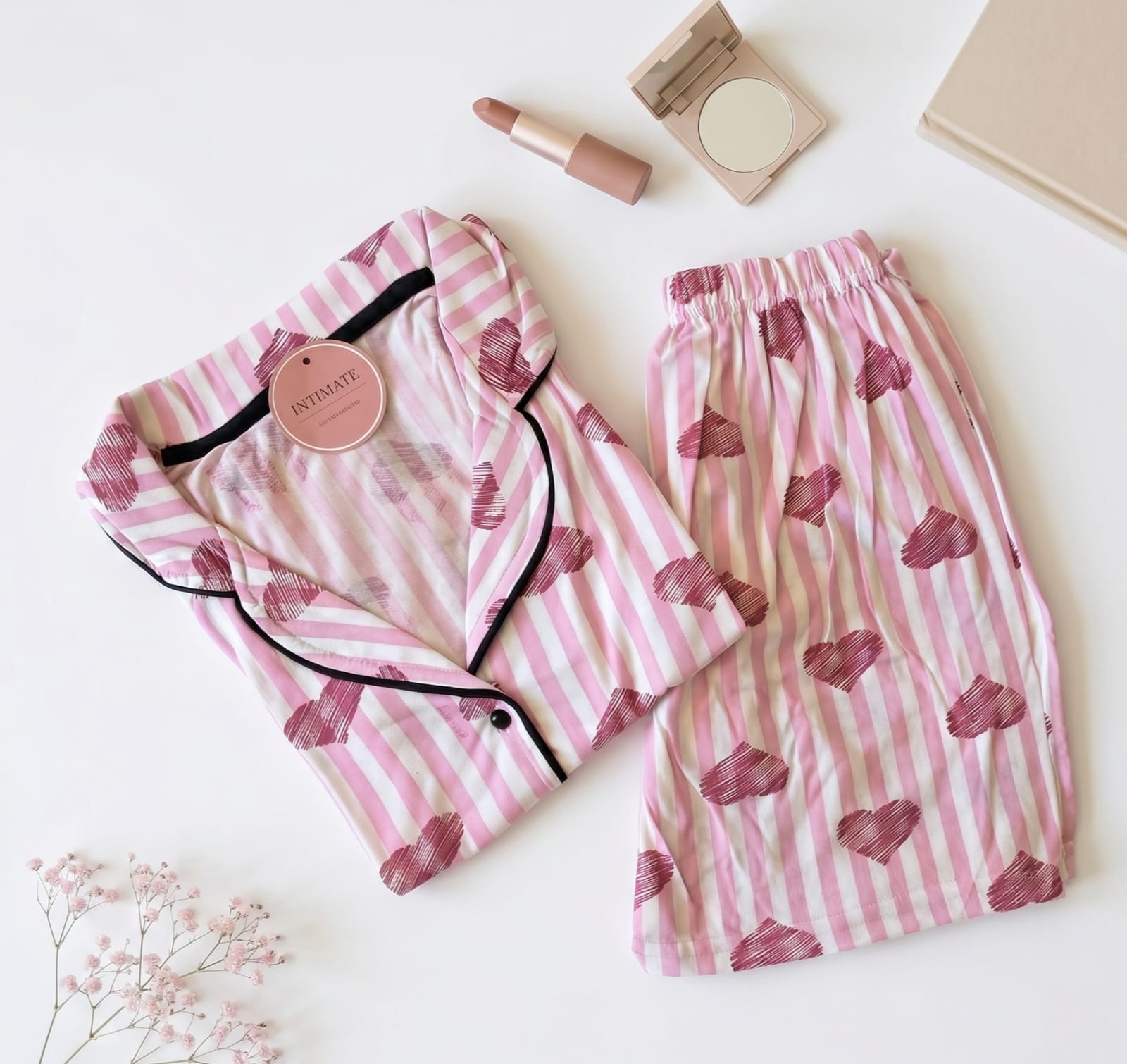 IMG-20260503-WA0010 Pyjama Chemise et Short Coton Rose Rayé Imprimé Cœurs – Image 1