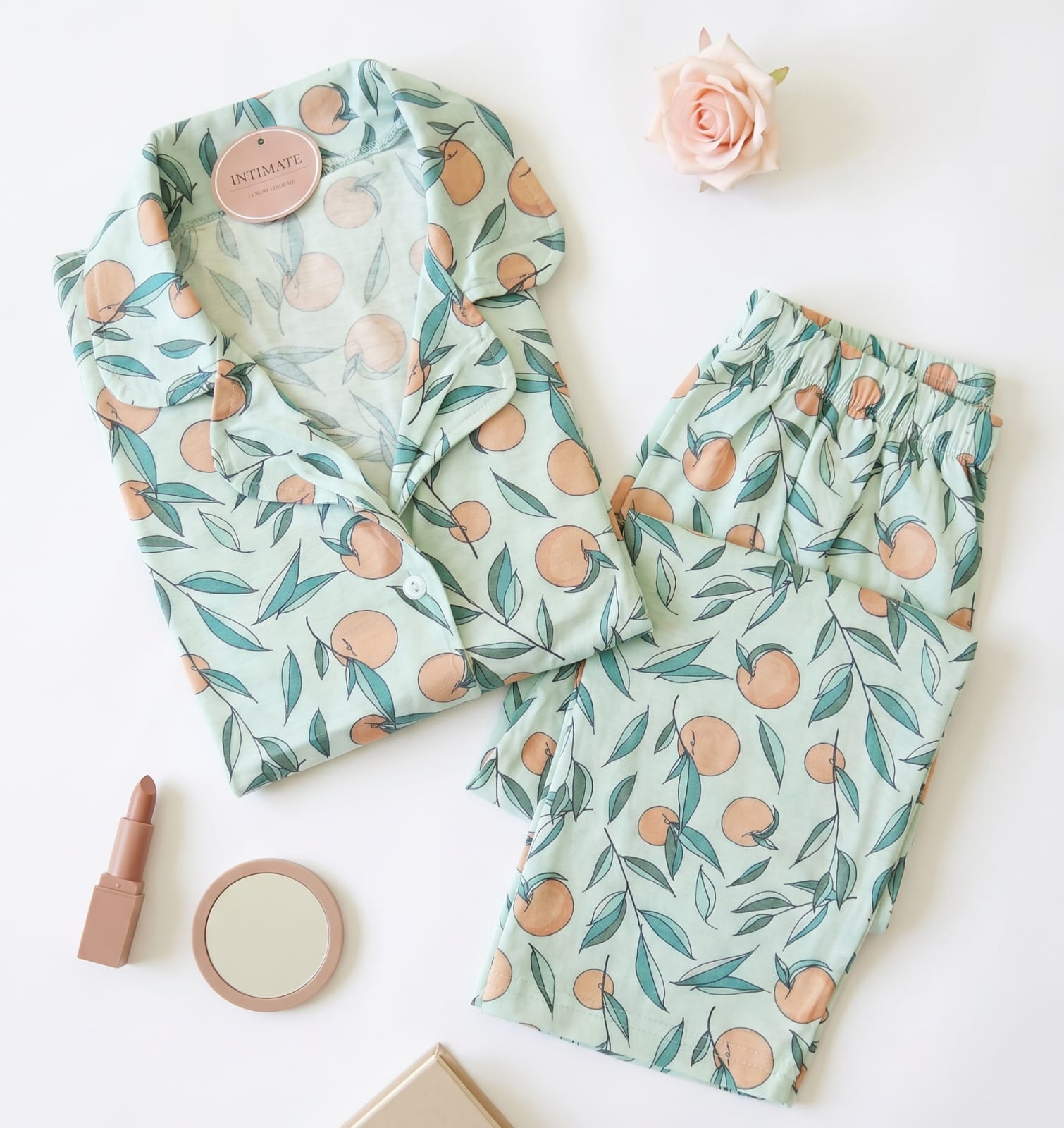 IMG-20260514-WA0011 Pyjama Chemise Pantalon Demi Manches Coton Vert Imprimé Peach – Image 1