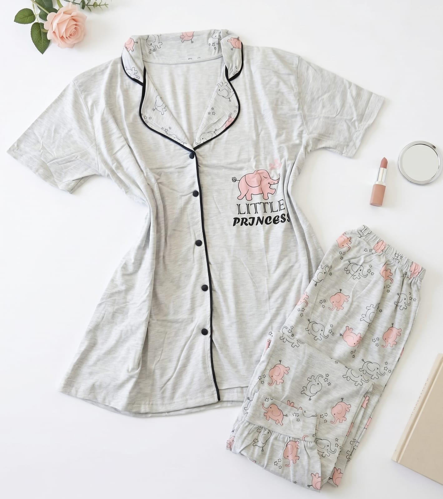 IMG-20260514-WA0014 Pyjama Chemise Pantalon Demi Manches Coton Gris "Little Princess" – Image 1