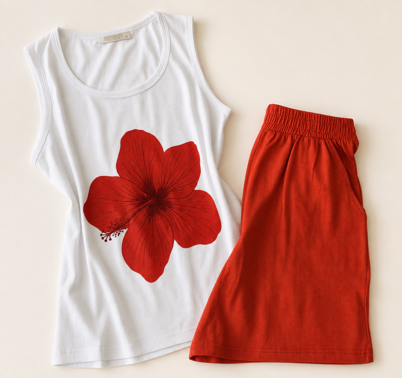 ChatGPT Image 4 août 2026, 13_06_40 Pyjama Hibiscus Rouge – Débardeur & Short Taille Haute – Image 1